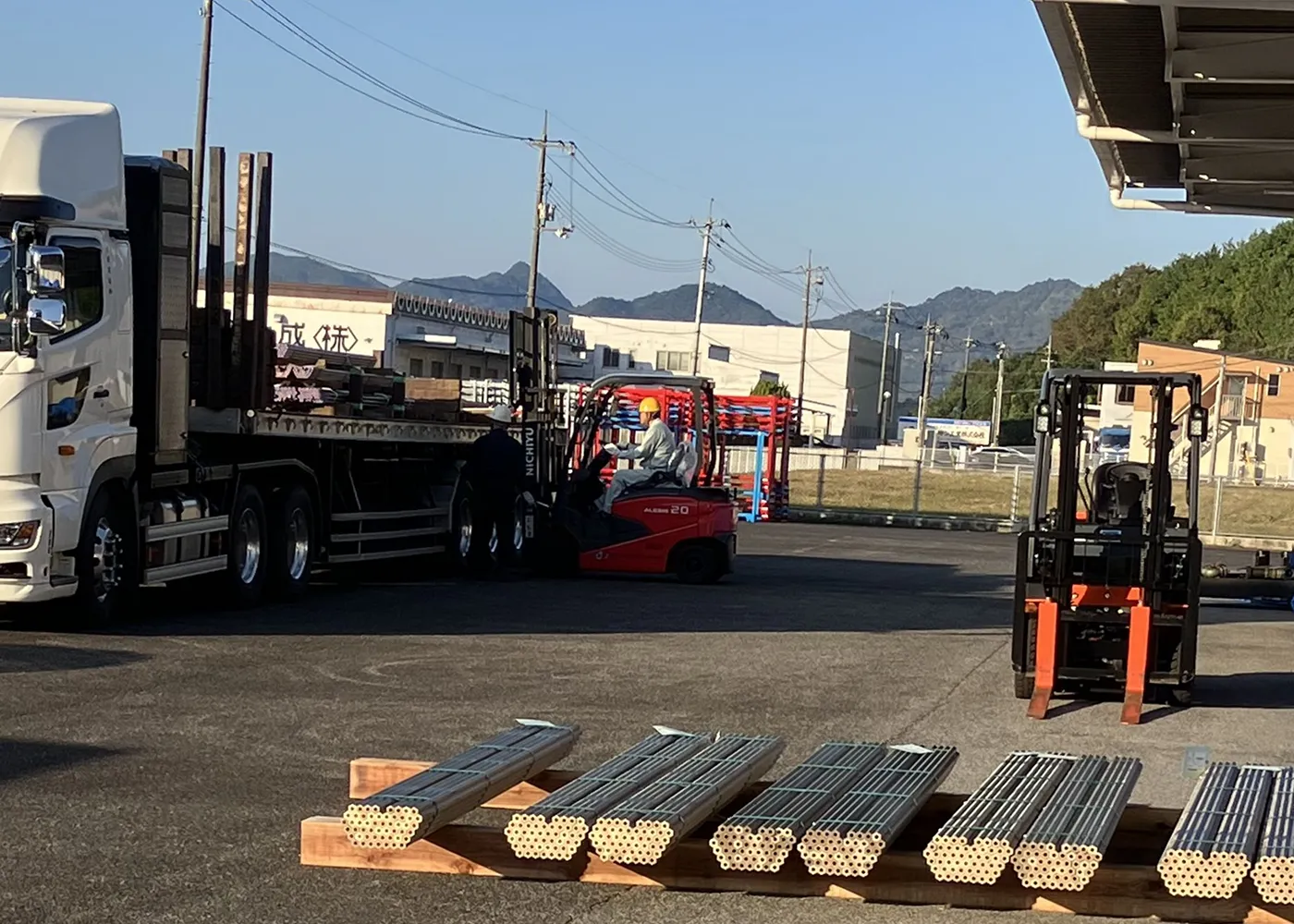 トレーラー輸送品の荷下ろし